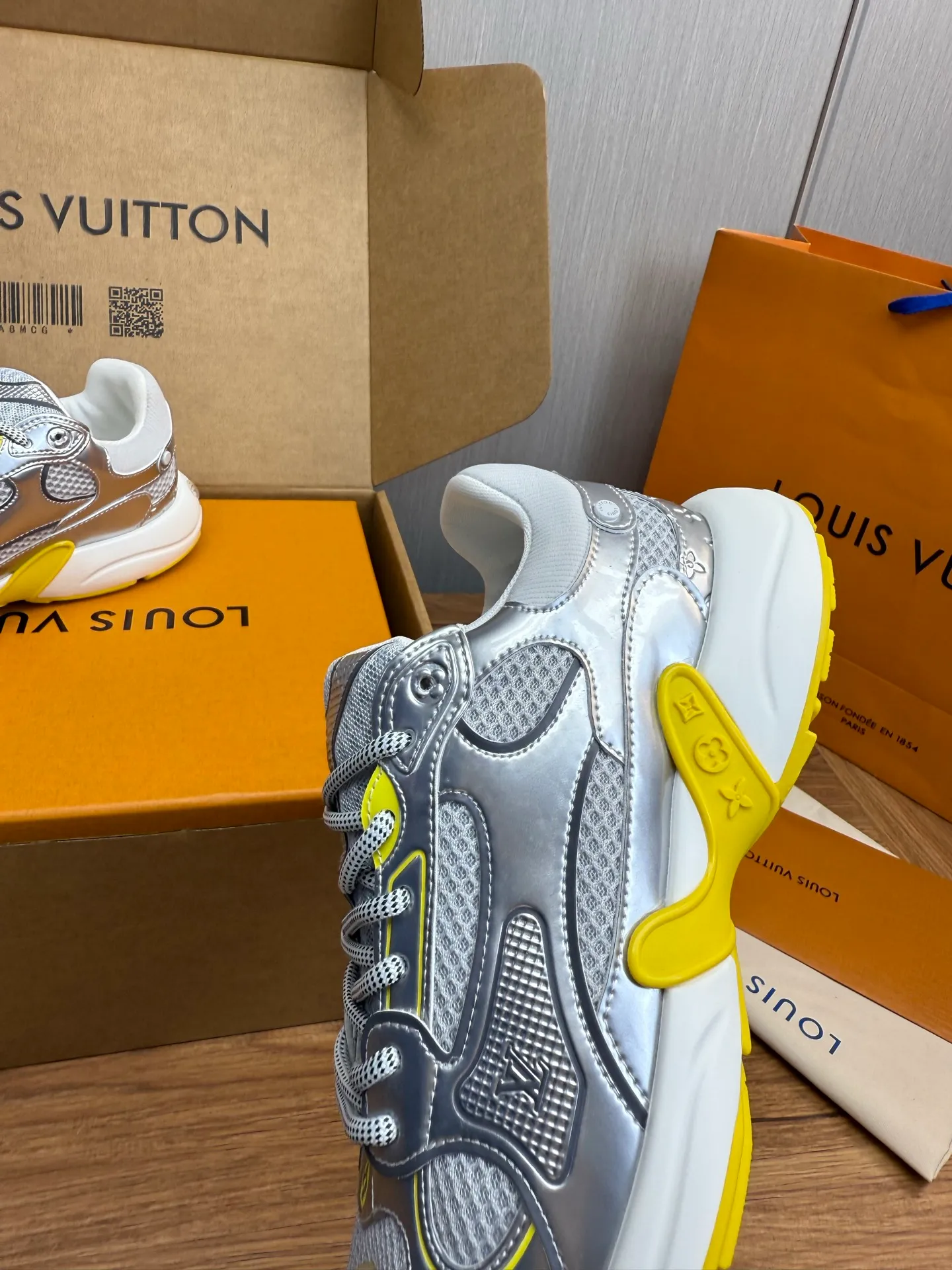 Men's shoes 💰600💰 🌈LV | Louis Vuitton 2025𝐬𝐬 🧡💚2025 spring and summer new style top version‼ ️The original version is the same. The counter specializes in the latest casual shoes. Hard goods are new🆕 🔥🔥🔥Top version: Couple model LV Louis Vuitton L House Donkey brand The latest Olympia series Couple model Silver Horn King Casual sneakers Running shoes This LV Olympia sneaker combines mesh fabric and metallic synthetic leather and other technical fabrics to reinterpret the classic running shoe design with a neat and simple design. Lightweight EVA outsole provides a stretchy fit. Rich details such as Monogram embossing and LV letters establish recognition. Exquisite packaging at the delivery counter 🛍📦 ▪️Fabrics: Original imported technical fabric + mesh ▪️Inner lining: Original customized breathable mesh ▪️Sole: Original molded rubber foam material ▪️Sole thickness: 3.5CM ▪️Size: 35--45 (customized for women 40 and men 45)